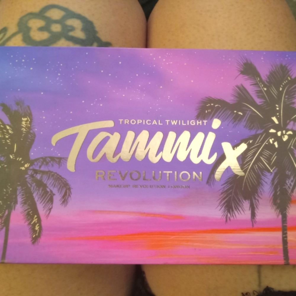 Makeup Revolution Tropical Twilight pallet